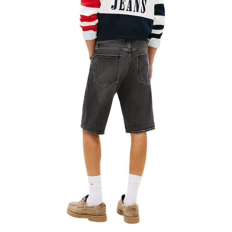 Tommy Hilfiger Damenshorts aus dunkelblauem Denim mit lockerer Passform und weißen Ziernähten, Vorderansicht