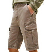 Tommy Hilfiger Herrenshorts in Khaki mit mehreren Cargotaschen und Markenaufnäher am Oberschenkel, Vorderansicht
