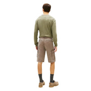 Tommy Hilfiger Beigefarbene Cargoshorts für Herren mit Taschen, getragen mit einem olivgrünen Langarmhemd, Vorderansicht