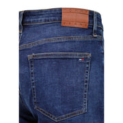 Tommy Hilfiger Schmal geschnittene Herrenjeans aus dunkelblauem Denim mit braunem Lederlogo-Patch und Flagge auf der Gesäßtasche (Rückansicht)