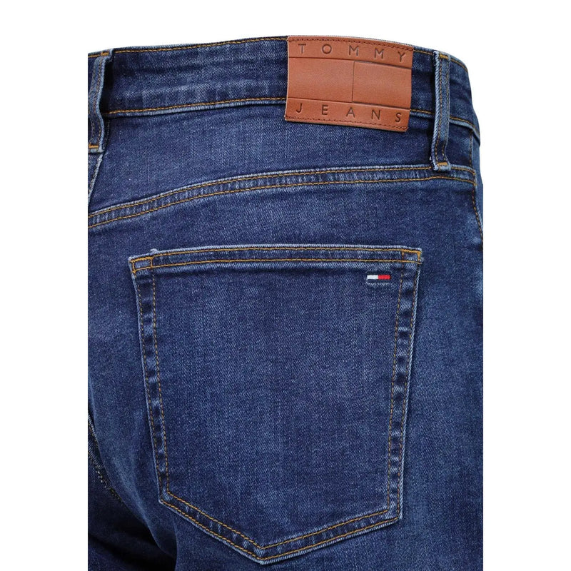 Tommy Hilfiger Schmal geschnittene Herrenjeans aus dunkelblauem Denim mit braunem Lederlogo-Patch und Flagge auf der Gesäßtasche (Rückansicht)