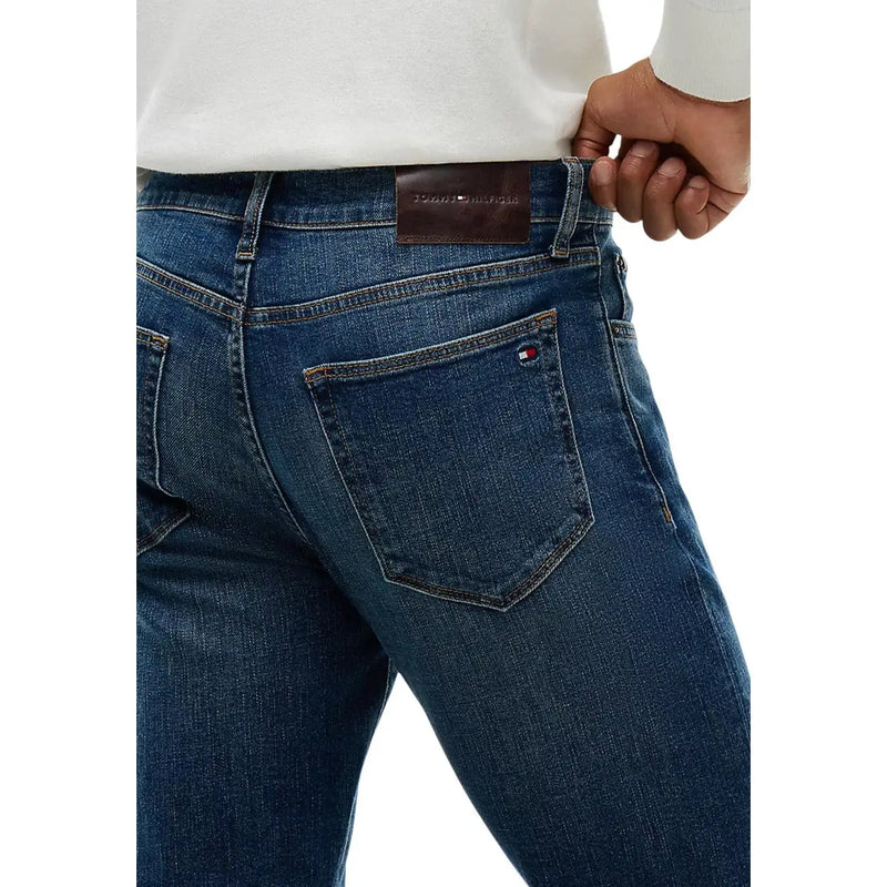 Tommy Hilfiger Schmal geschnittene Herrenjeans aus dunkelblauem Denim mit fünf Taschen und Logostickerei, Ansicht von hinten