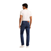 Tommy Hilfiger Schmal geschnittene Herrenjeans aus dunkelblauem Denim mit fünf Taschen und braunem Lederpatch hinten (Ansicht)