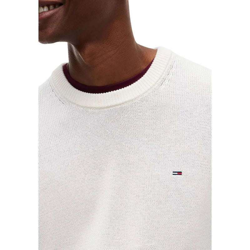 Tommy Hilfiger Schmal geschnittener Herrenpullover aus weißem Strick mit bordeauxrotem Innenkragen und gesticktem Logo, Vorderansicht