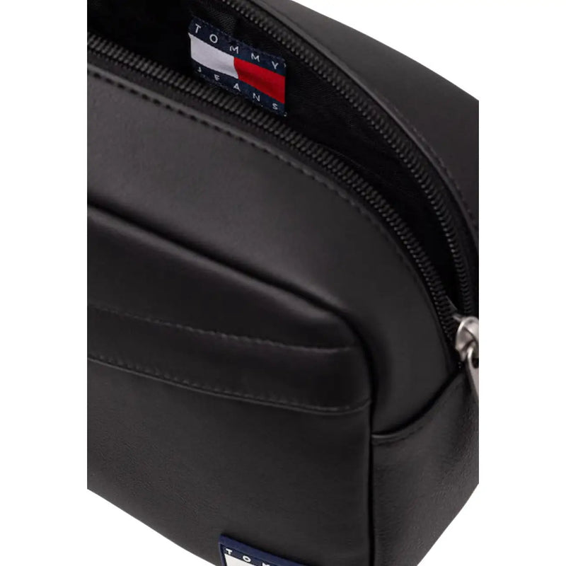 Tommy Hilfiger Alltags-Kulturbeutel für Herren aus schwarzem Leder mit Reißverschluss und Logo-Etikett, Vorderansicht
