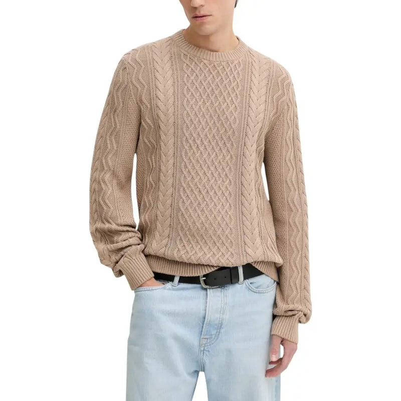 Beigefarbener Zopfstrickpullover mit Rundhalsausschnitt und gerippten Bündchen, inspiriert vom Design von Levi's.