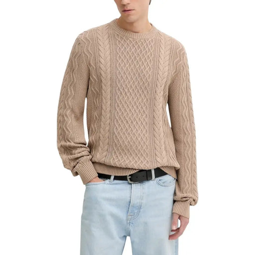 Beigefarbener Zopfstrickpullover mit Rundhalsausschnitt und gerippten Bündchen, inspiriert vom Design von Levi's.
