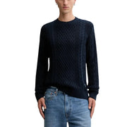 Marineblauer Zopfstrickpullover mit Rundhalsausschnitt und langen Ärmeln.