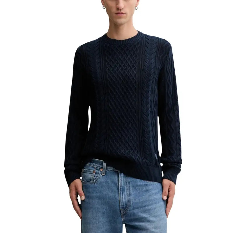 Marineblauer Zopfstrickpullover mit Rundhalsausschnitt und langen Ärmeln.