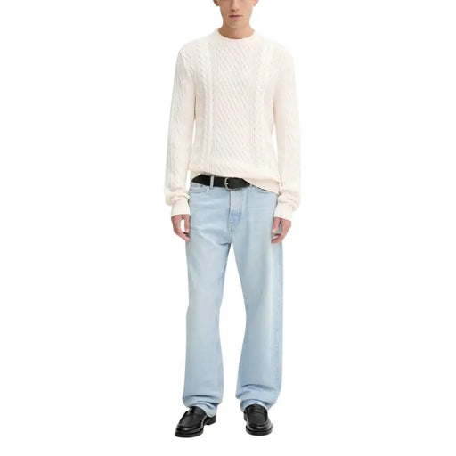Light blue straight-leg jeans with a classic fit and black belt