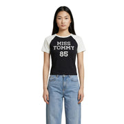 Schwarz-weißes Raglan-Crop-Top t-shirt mit Miss Tommy 85-Print aus Bio-Baumwolle von Tommy Hilfiger