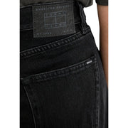 Schwarze Jeans aus Bio-Baumwolle von Tommy Hilfiger mit dem klassischen Tommy-Jeans-Label und dem Aufdruck „American Original NY 1985“.