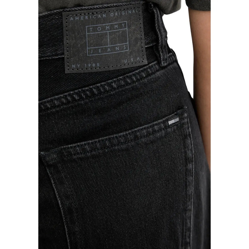 Schwarze Jeans aus Bio-Baumwolle von Tommy Hilfiger mit dem klassischen Tommy-Jeans-Label und dem Aufdruck „American Original NY 1985“.