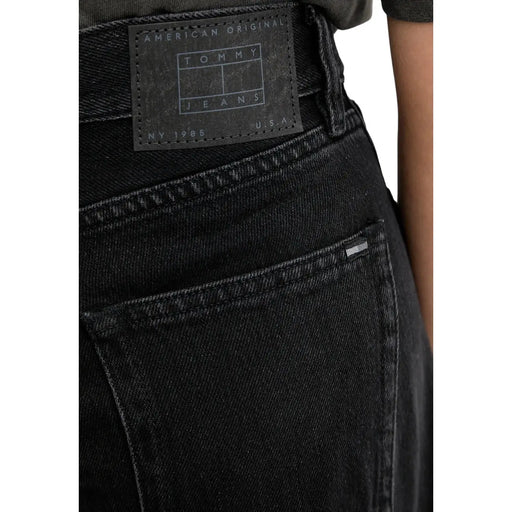 Schwarze Jeans aus Bio-Baumwolle von Tommy Hilfiger mit dem klassischen Tommy-Jeans-Label und dem Aufdruck „American Original NY 1985“.