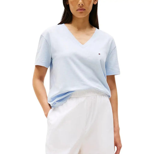 Tommy Hilfiger hellblauer V-Ausschnitt aus Bio-Baumwolle T-shirt mit gesticktem Logo