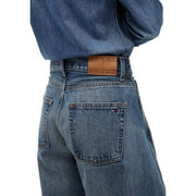 Rückseite der blauen Tommy Hilfiger Damen-Jeans in mittelhoher Passform mit braunem Leder-Markenpatch und gesticktem Flaggenlogo