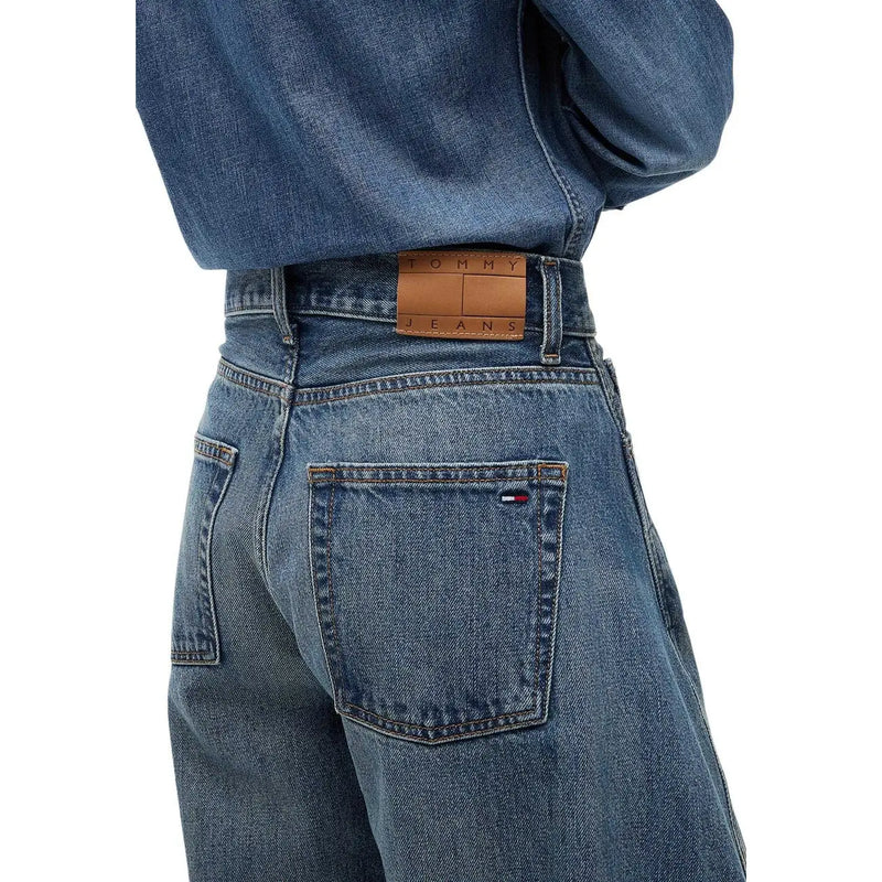 Rückseite der blauen Tommy Hilfiger Damen-Jeans in mittelhoher Passform mit braunem Leder-Markenpatch und gesticktem Flaggenlogo
