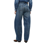 Tommy Hilfiger Damen-Jeans aus blauem Denim, mittelhoch geschnitten, mit weitem Bein und klassischen Gesäßtaschen, die die Rückseite zeigen.