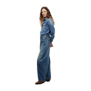 Eine Frau trägt eine blaue Tommy Hilfiger Damenjeans in Mid-Barrel-Passform mit weitem Bein und verwaschener blauer Waschung.