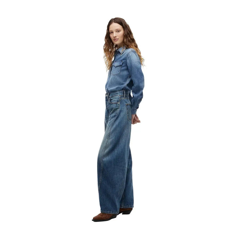 Eine Frau trägt eine blaue Tommy Hilfiger Damenjeans in Mid-Barrel-Passform mit weitem Bein und verwaschener blauer Waschung.