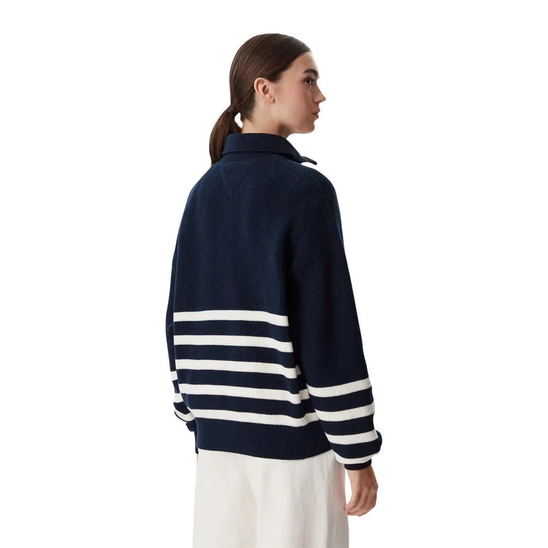 Marineblauer Strickpullover mit weißen Querstreifen an Rücken und Ärmeln aus der Tommy Hilfiger Damenkollektion