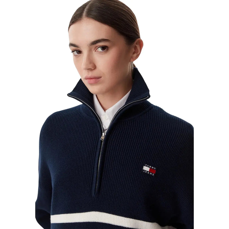 Marineblauer, gerippter Strickpullover mit halbem Reißverschluss, weißem Streifen und Tommy-Jeans-Logoaufnäher auf der linken Brust für Damen