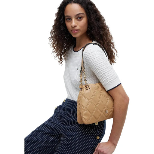 Beige gesteppte Tommy Hilfiger Schultertasche aus Leder mit goldfarbenem Kettenriemen, Mini-Tragetasche aus Polyurethan, 28 cm