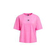 Ein leuchtend pinkfarbenes, kurzes T-Shirt von Tommy Hilfiger für Damen aus Bio-Baumwolle in Fuchsia mit kleinem Logo-Patch auf der Brust.