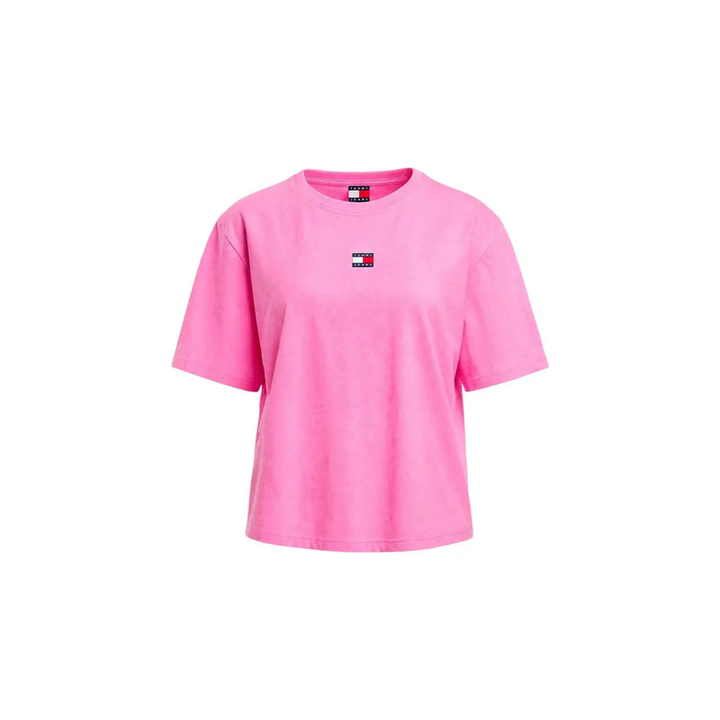 Ein leuchtend pinkfarbenes, kurzes T-Shirt von Tommy Hilfiger für Damen aus Bio-Baumwolle in Fuchsia mit kleinem Logo-Patch auf der Brust.