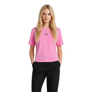 Rosa Tommy Hilfiger Damen-T-Shirt aus Bio-Baumwolle mit kurzen Ärmeln und kleinem Logo auf der linken Brust.