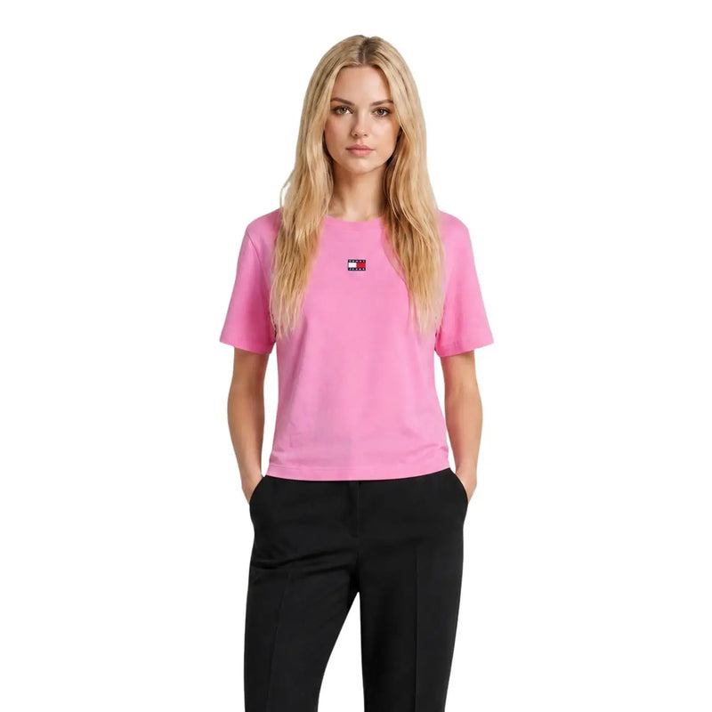 Rosa Tommy Hilfiger Damen-T-Shirt aus Bio-Baumwolle mit kurzen Ärmeln und kleinem Logo auf der linken Brust.