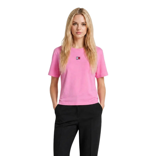 Rosa Tommy Hilfiger Damen-T-Shirt aus Bio-Baumwolle mit kurzen Ärmeln und kleinem Logo auf der linken Brust.