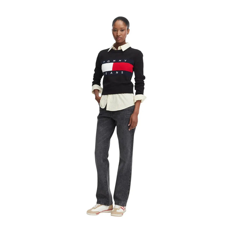 Schwarzer Tommy Hilfiger Damen-Strickpullover aus Bio-Baumwolle mit weißem und rotem Logostreifen über cremefarbenem Hemd