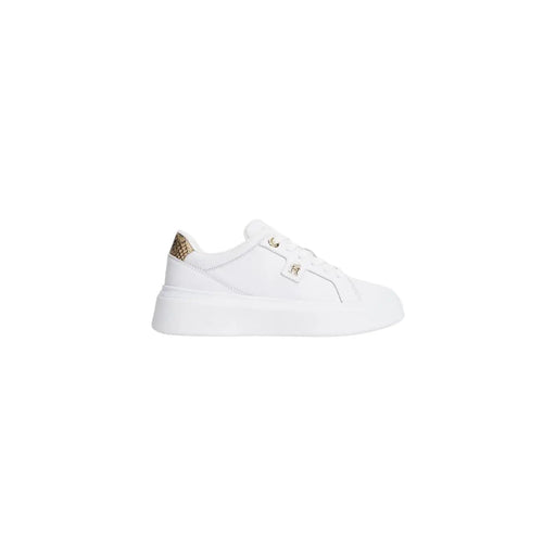 Weißes Leder Tommy Hilfiger Damen-Sneaker mit goldfarbenem Schlangenleder-Fersenakzent und metallischen Logodetails, von hinten gesehen.