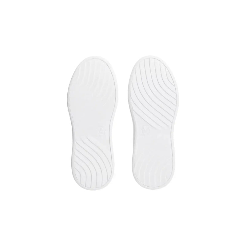 White rubber soles with curved wavy tread patterns on tommy hilfiger women leather sneakers white back side
