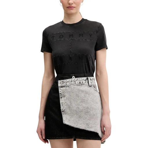 Tommy Hilfiger Schwarzes Damen-T-Shirt aus Bio-Baumwolle mit kurzen Ärmeln und dezentem, geprägtem Logo auf der Brust