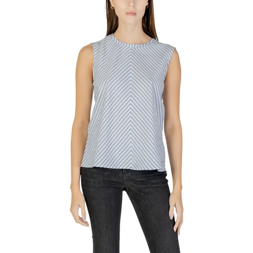 Tommy Hilfiger Frauenpanzer top in hellblauen und weißen Chevron-Streifen aus leichtem Baumwollstoff