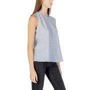 Tommy Hilfiger Frauenpanzer top in hellblauem und weißem Fischgrätmuster aus leichtem Baumwollstoff