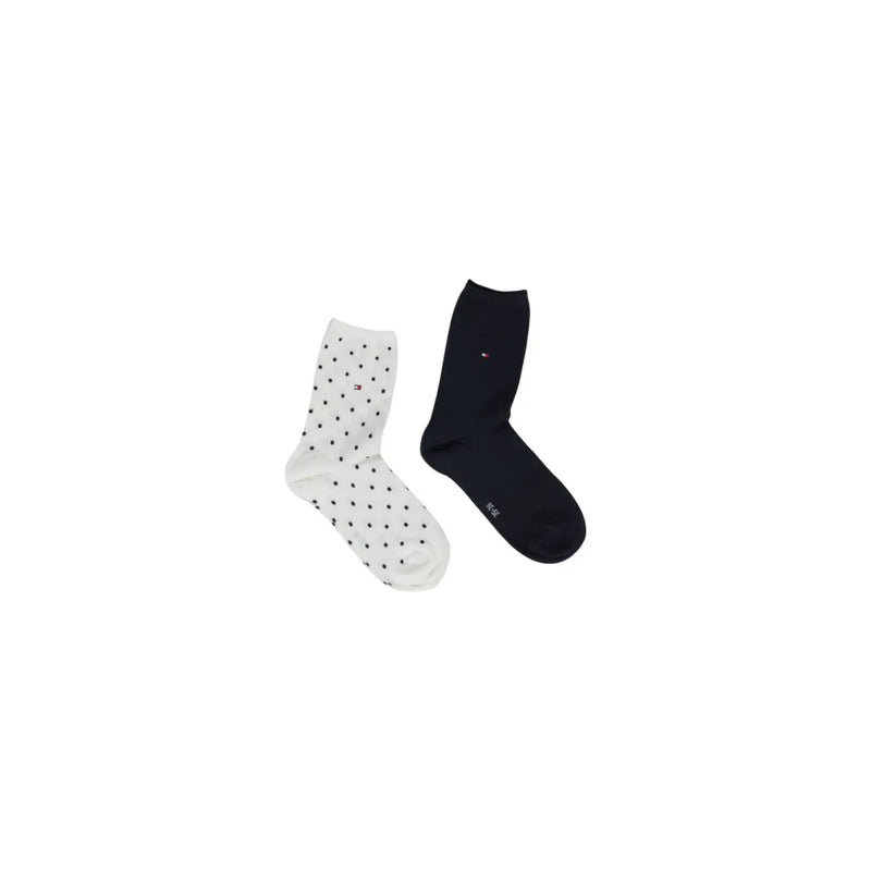 Ein Paar Tommy Hilfiger Damensocken, eine weiß-schwarz gepunktet und die andere marineblau, aus Baumwollmischgewebe, Größe S