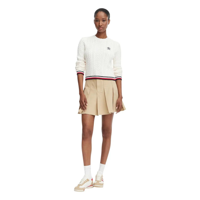 Tommy Hilfiger Weißer Damen-Baumwollpullover mit Zopfmuster und rot-weiß-blau gestreiften Bündchen und Saum.