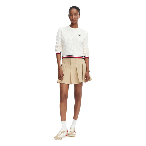 Tommy Hilfiger Weißer Damen-Baumwollpullover mit Zopfmuster und rot-weiß-blau gestreiften Bündchen und Saum.