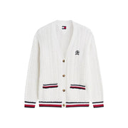 Tommy Hilfiger Weiße Damen-Strickjacke aus Bio-Baumwolle mit Zopfmuster, rot-blau gestreiften Bündchen, Saum und Taschen.