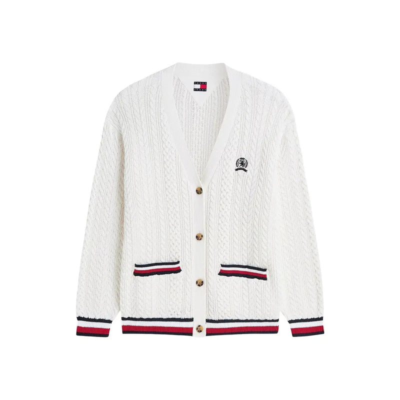 Tommy Hilfiger Weiße Damen-Strickjacke aus Bio-Baumwolle mit Zopfmuster, rot-blau gestreiften Bündchen, Saum und Taschen.