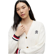 Weiße Strickjacke aus Bio-Baumwolle mit Zopfmuster, rot-weiß-marineblau gestreiften Bündchen und Tommy Hilfiger Logo-Patch auf der Brust