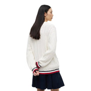 Tommy Hilfiger Weißer Damen-Strickpullover aus Bio-Baumwolle mit Zopfmuster, roten und marineblauen Borten an Bündchen und Saum.