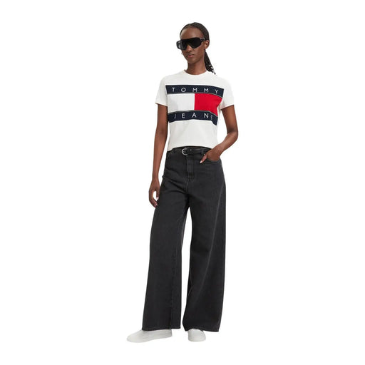 Tommy Hilfiger Weißes Damen-T-Shirt aus Bio-Baumwolle mit auffälligem rot-weiß-blauem Logo auf der Brust