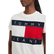 Tommy Hilfiger Weißes Damen-T-Shirt aus Bio-Baumwolle mit Rundhalsausschnitt und auffälligem, rot-weiß-marineblauem Flaggenlogo aufgenäht.