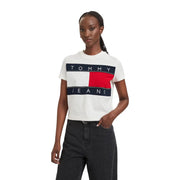 Tommy Hilfiger Weißes Damen-T-Shirt aus Bio-Baumwolle mit Rundhalsausschnitt und auffälligem rot-weiß-marineblauem Flaggenlogo auf der Brust