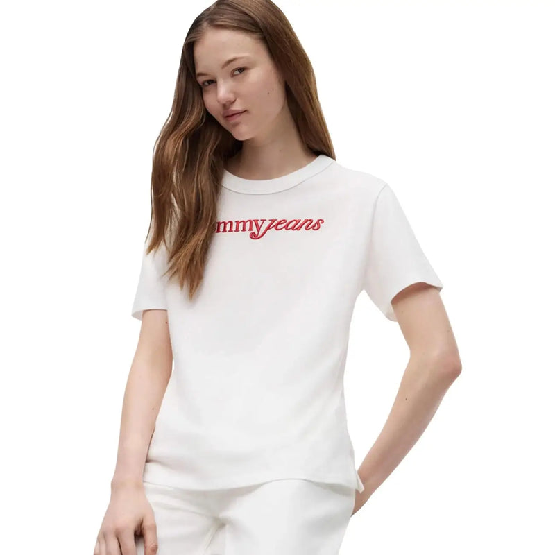 Weißes kurzes Tommy Hilfiger Damen-T-Shirt aus Bio-Baumwolle mit rotem, gesticktem Logo auf der Vorderseite