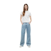 Hellblaue, weit geschnittene Jeans, kombiniert mit einem weißen, kurzen T-Shirt aus Bio-Baumwolle von Tommy Hilfiger für Damen (Vorderansicht).